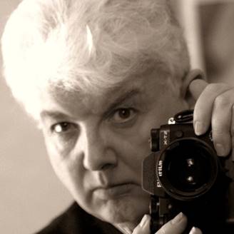 A person holding a camera

AI-generated content may be incorrect.